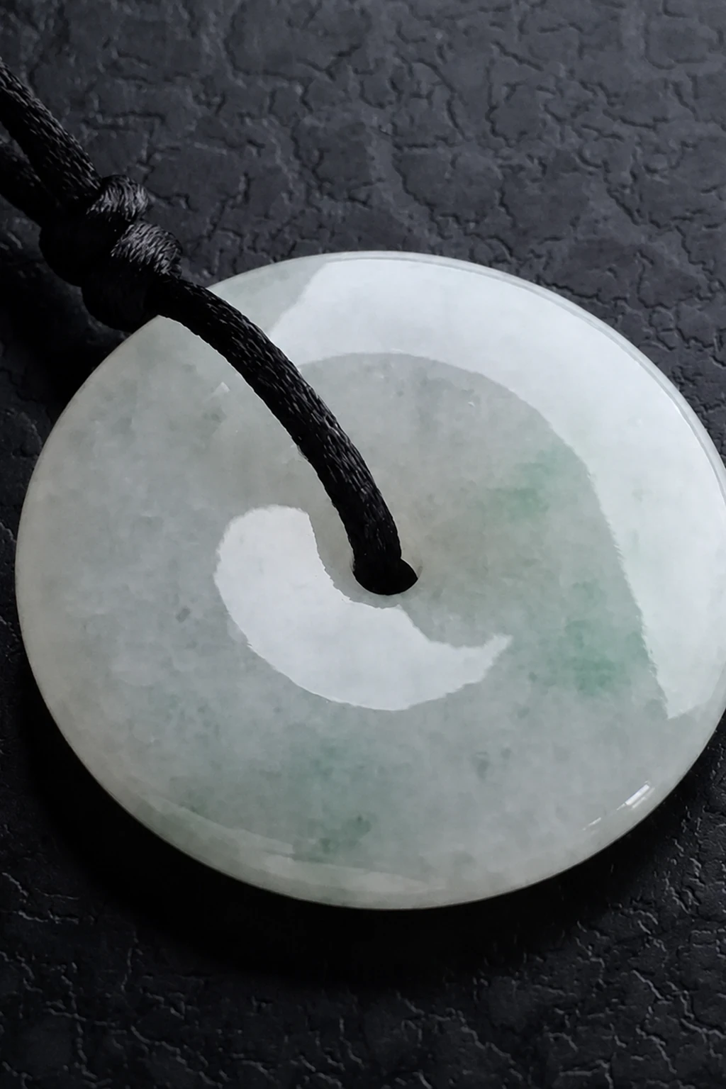呈柔和朦胧质感的糯种翡翠