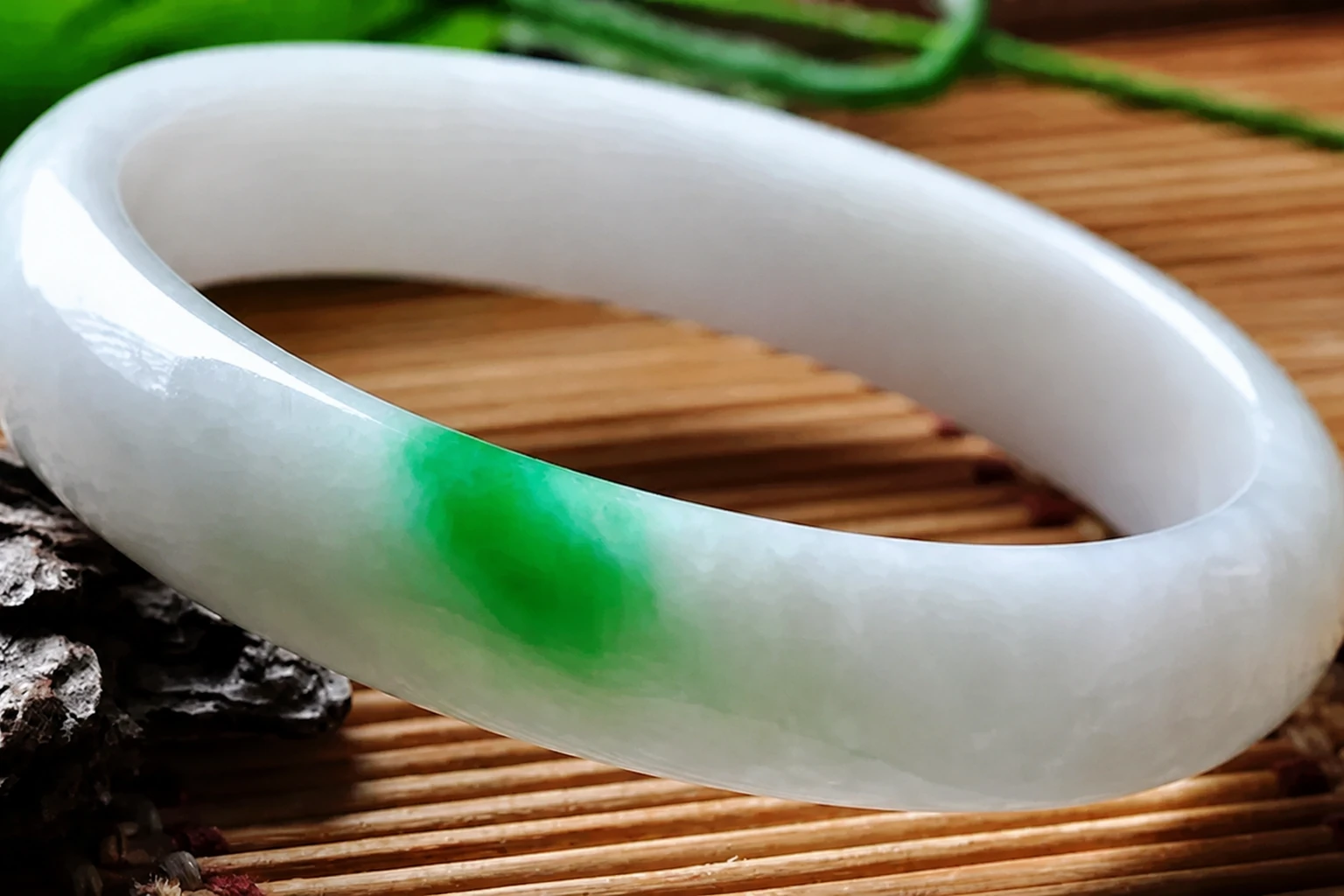 白色底子上分布鲜绿色的白底青翡翠