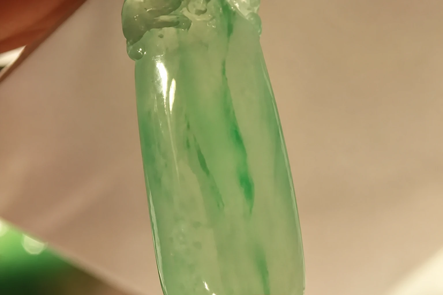 呈定向绿色丝状分布的金丝种翡翠