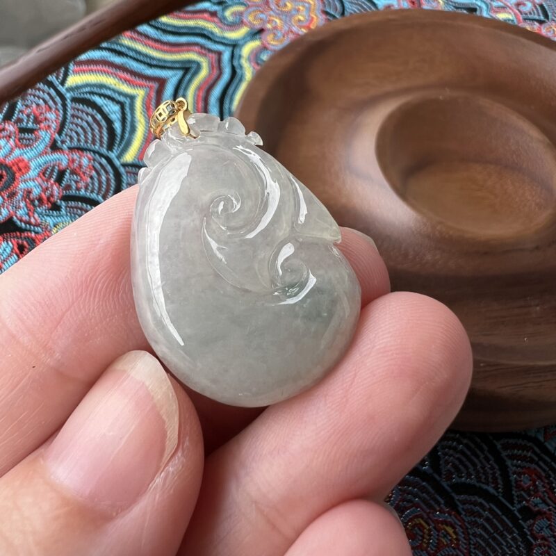 Icy White Ru Yi Pendant 28mm, PIM665