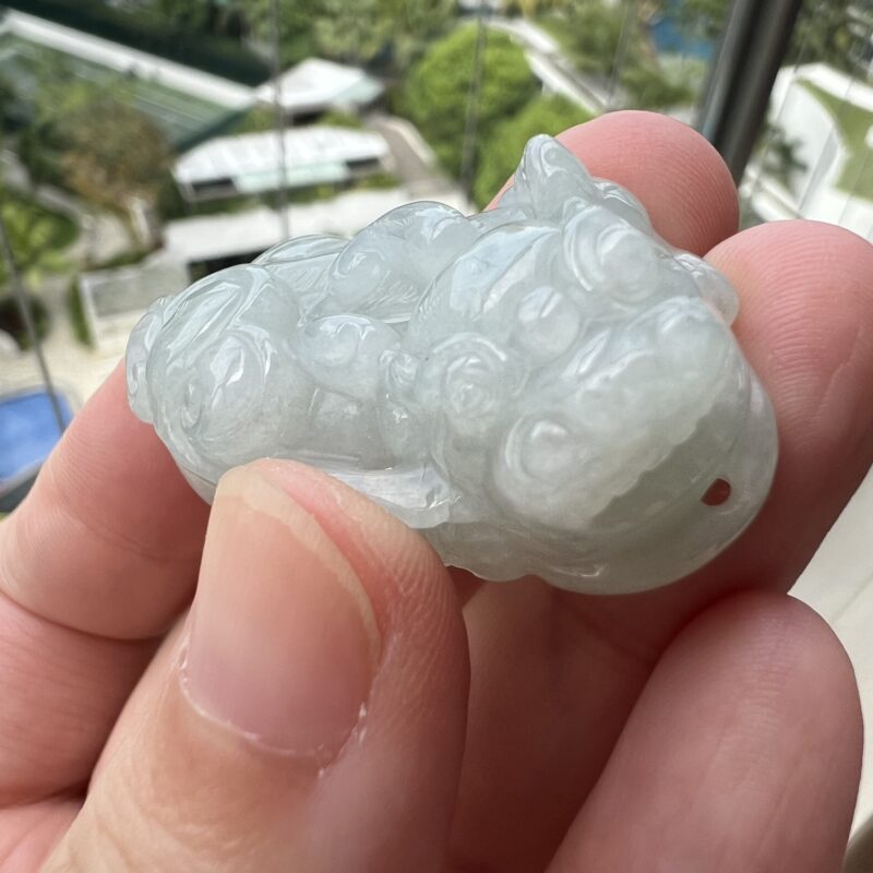 Icy White Pi Xiu Pendant 40mm, PIM908