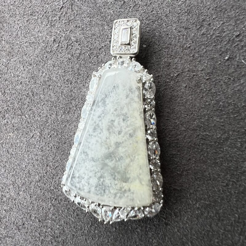 Icy White Plate (Wu Shi Pai) Pendant 24mm, PIL954