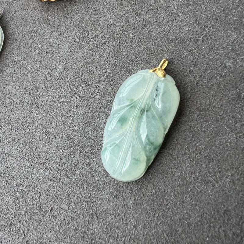 Icy White Leaf Pendant 33mm, PIL968