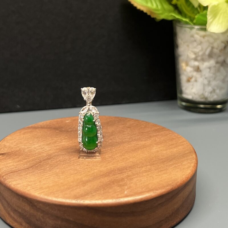 Green Beans (Fu Dou) Pendant 18mm, PGM992