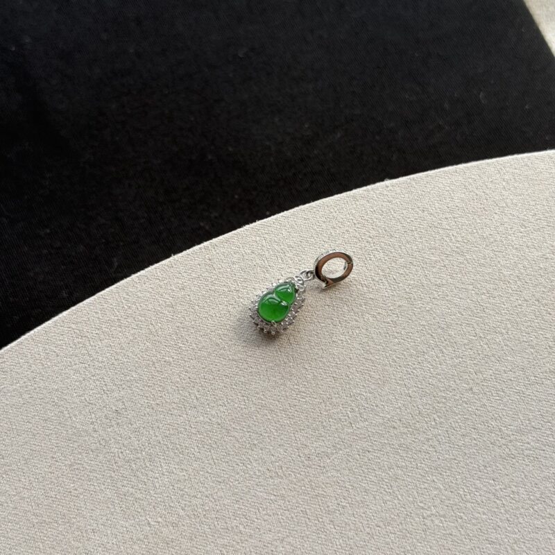 Imperial Green High Icy Jadeite Pendant (Hulu Charm), V3-BAA-3644 | Certified Grade A Jade